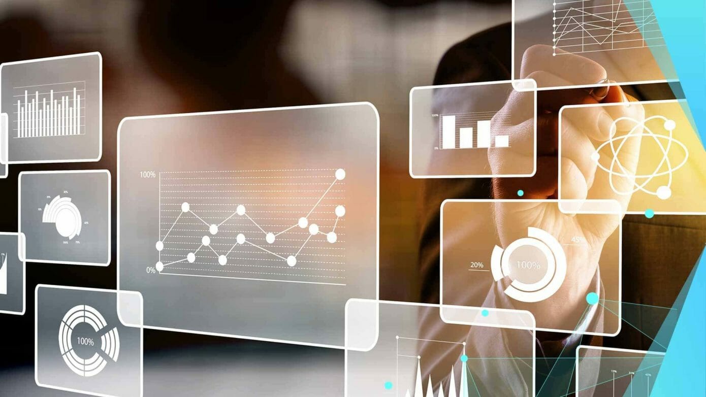 Verschiedene Touchscreens mit Daten, Hand mit Stift befüllt Diagramme